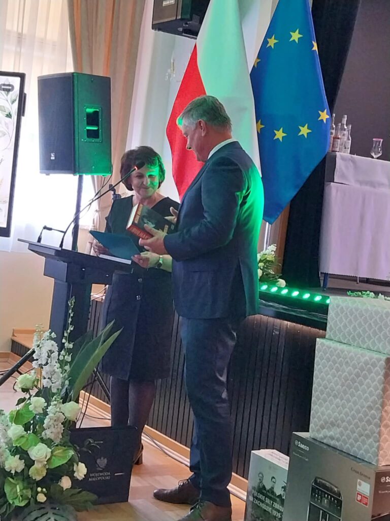 dr hab. inż. Barbara Krochmal-Marczak, prof. PANS, kierownik Zakładu Produkcji i Bezpieczeństwa Żywności przekazuje gratulacje na ręce dyrektora