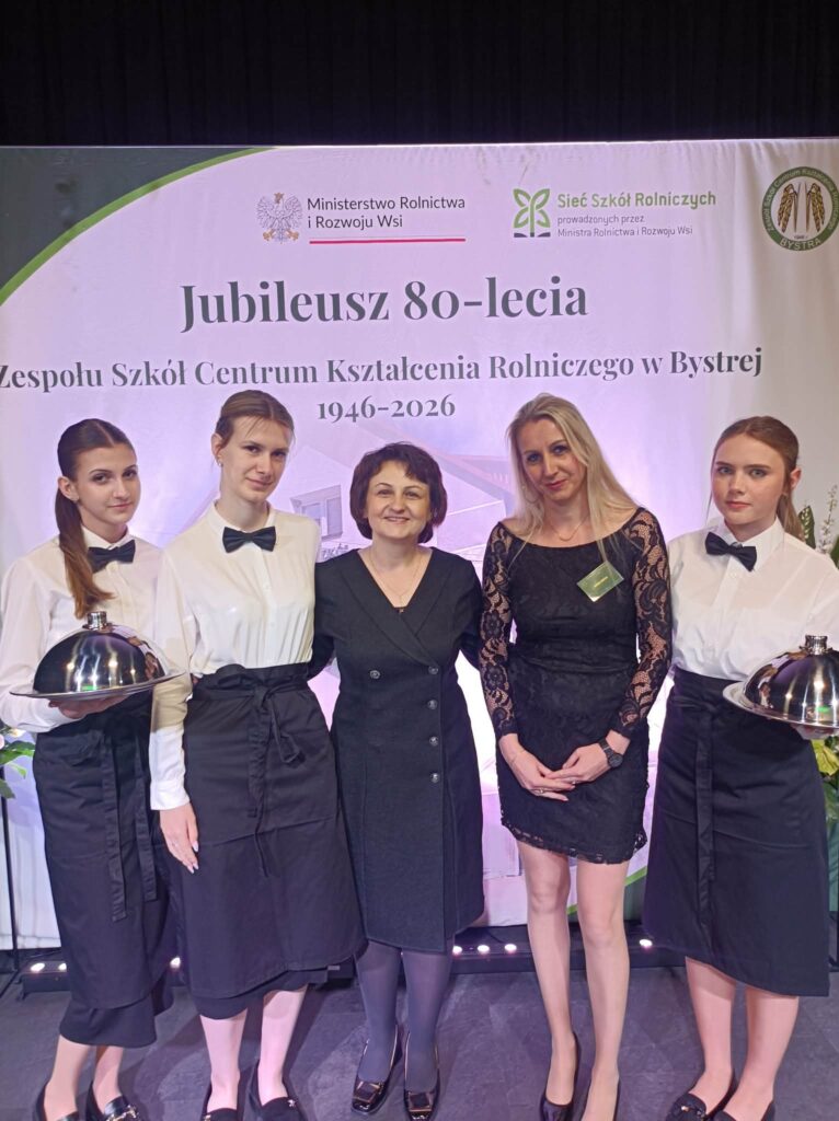 dr hab. inż. Barbara Krochmal-Marczak, prof. PANS, kierownik Zakładu Produkcji i Bezpieczeństwa Żywności, w towarzystwie uczennic tej szkoły w strojach obsługi kelnerskiej
