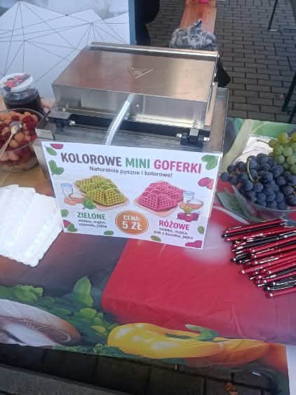 Napis z obrazkami kolorowe mini gofry z tyłu gofrowania, z boku długopisy i winogrona