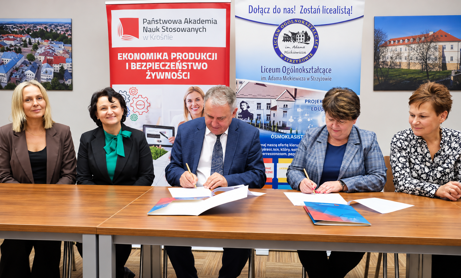 Uczestnicy podpisania porozumienia siedzą , z tyłu baner kierunku EPIBŻ i szkoły, Rektor i Dyrektor szkoły podpisują porozumienie