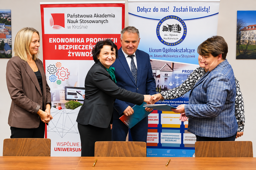 Uczestnicy podpisania porozumienia stoją , z tyłu baner kierunku EPIBŻ i szkoły