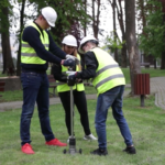 Studenci wykonujący badania w terenie
