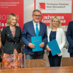 Przedstawicie uczelni i wód polskich podczas zdjęcia pamiątkowego