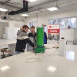 Uczniowie podczas zajęć w laboratorium
