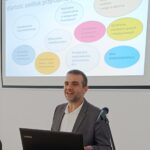 Prowadzący otwierającą prezentację