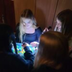 Uczestnicy pokoju zagadek rozwiązują zagadkę logiczną