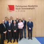 Zdjęcie grupowe studentów na auli PANS