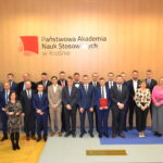 Zdjęcie grupowe studentów na auli PANS