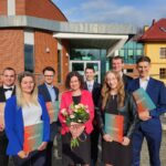 Zdjęcie grupowe studentów przed kampusem politechnicznym