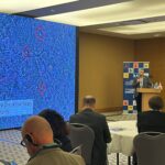dr Dominik Wróbel omawiający w sali konferencyjnej prezentację