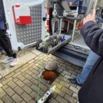 Pojazd monitorujący sieć wodno-kanalizacyjną zjeżdża z samochodu transportowego