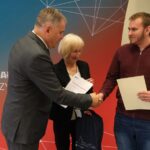 Rektor PANS wręcza dyplom jednemu z uczestników