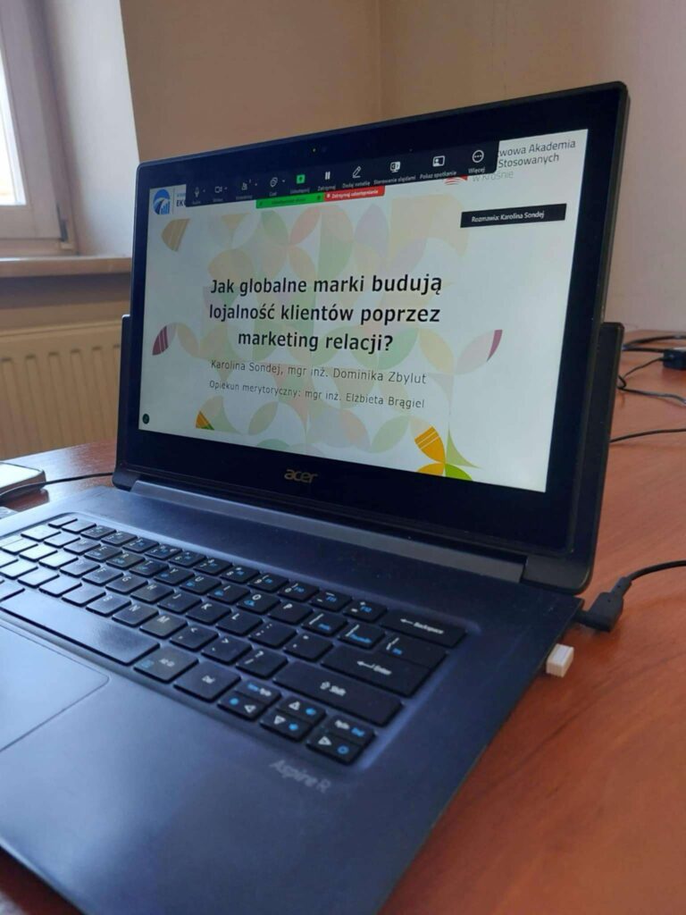 Laptop ze slajdem tytułowym wystapienia