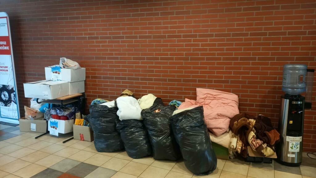 czarne duże worki foliowe z kołdrami