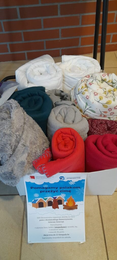 zebrane koce w pudle