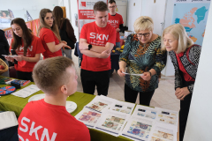 Stoisko koła i odwiedzający 