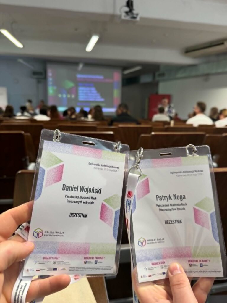identyfikatory dwóch studentów z konferencji