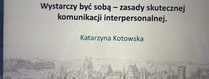 23.04.2026 r. w ramach współpracy PANS z Zespołem Szkół Ponadpodstawowych Nr 2 im ks. Stanisława Szpetnara w Krośnie, podczas szkolenia Rady Pedagogicznej wykładowczyni Zakładu Pedagogiki Katarzyna Kotowska przedstawiła wykład „Wystarczy być sobą – zasady skutecznej komunikacji”