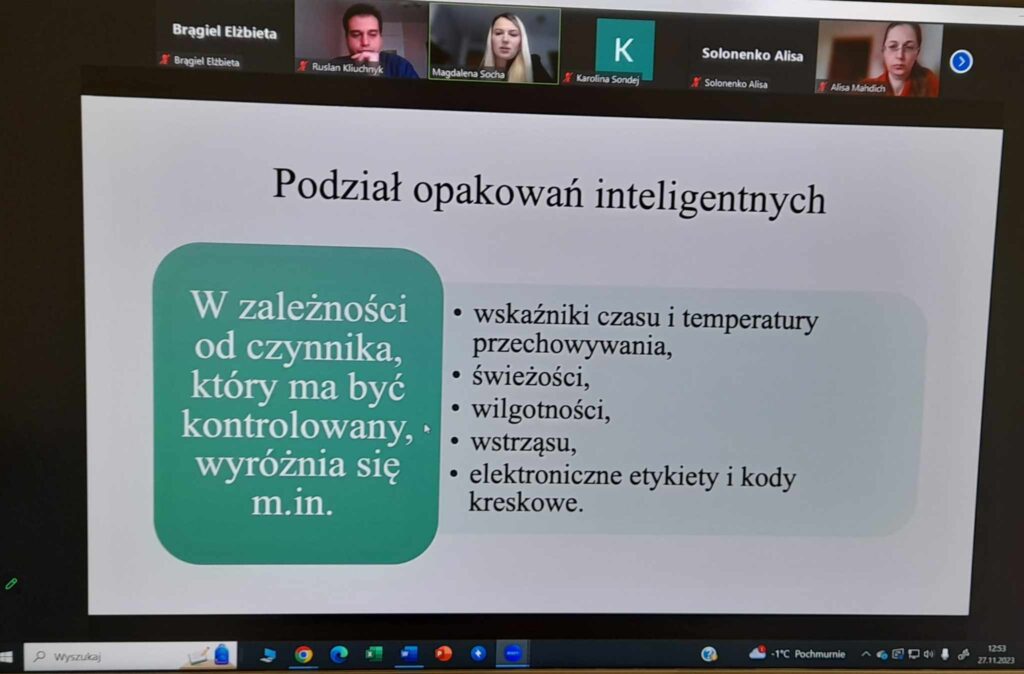 Slajd studentek z podziałem opakowań inteligentnych