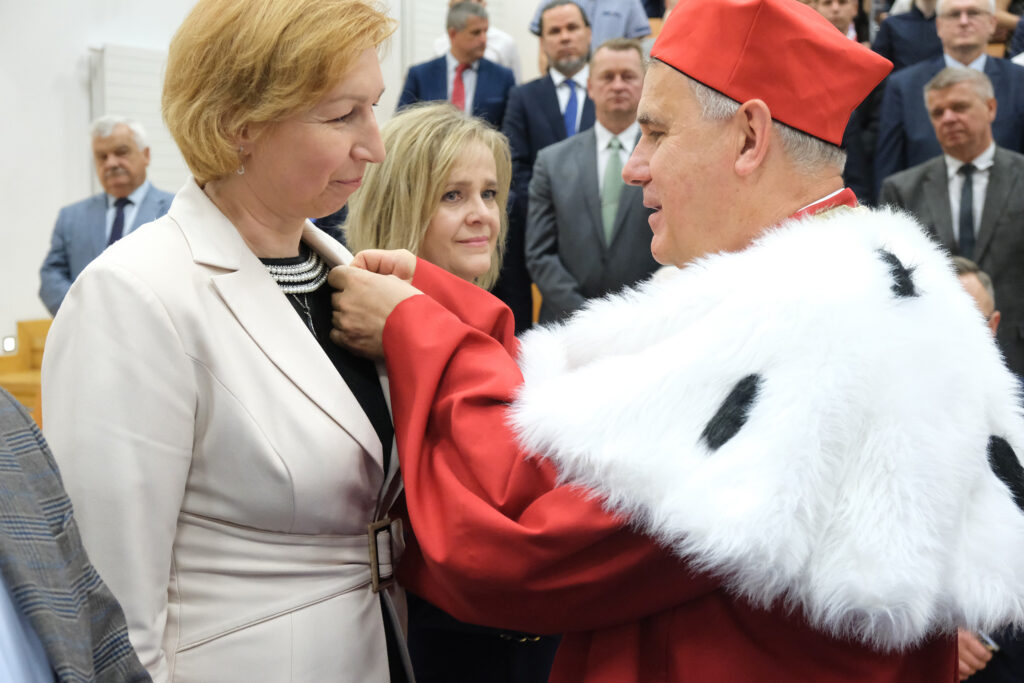 Rektor PANS przyznaje medal mgr inż. Elżbiecie Brąiel