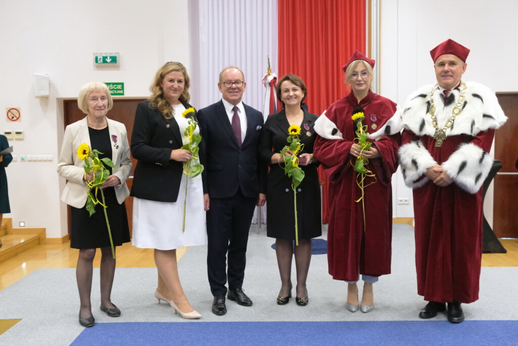 Nagrodzeni pracownicy medalami z Rektorem i Prorektor PANS 