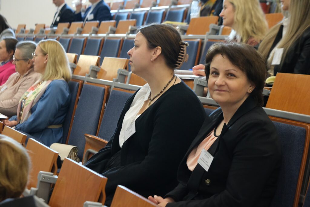 Uczestnicy siedzą na auli, najbliżej siedzi kierownik Produkcji i bezpieczeństwa żywności