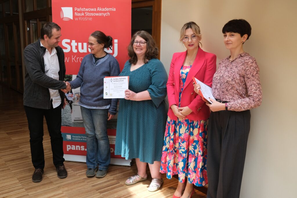Studentka wraz z wręczającymi certyfikat
