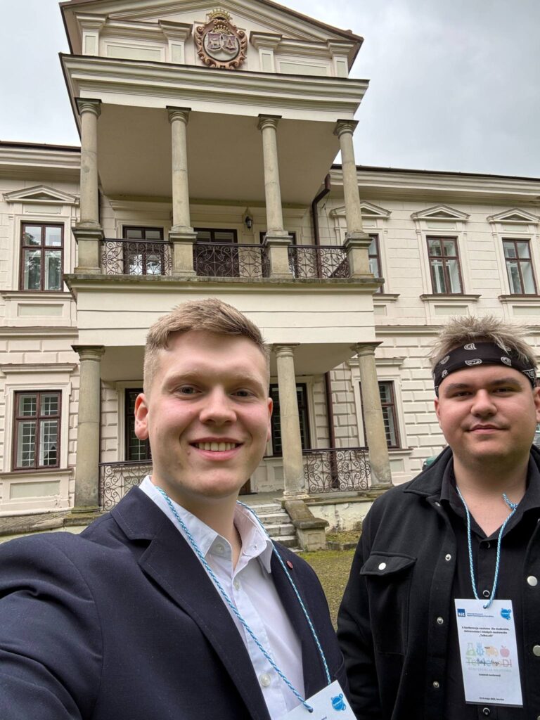 studenci Daniel Wojeński, Patryk Noga na tle budynku dworku w którym odbywała się konferencja