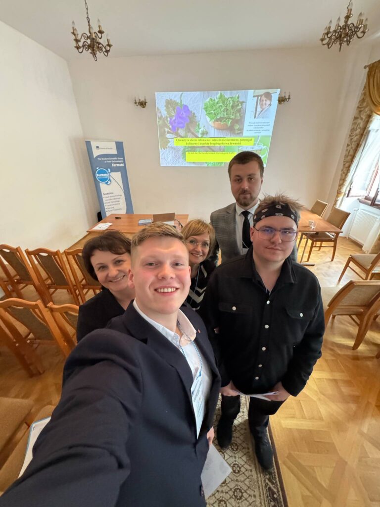 studenci Daniel Wojeński, Patryk Noga z panią profesor z PANS i dwójką organizatorów, sylfy