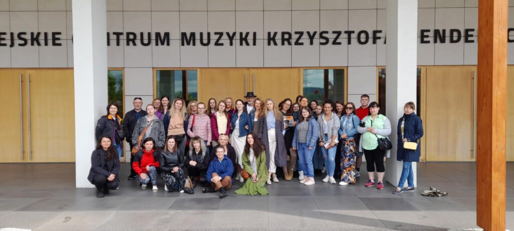 Wszyscy uczestnicy na tle wejścia do Centrum