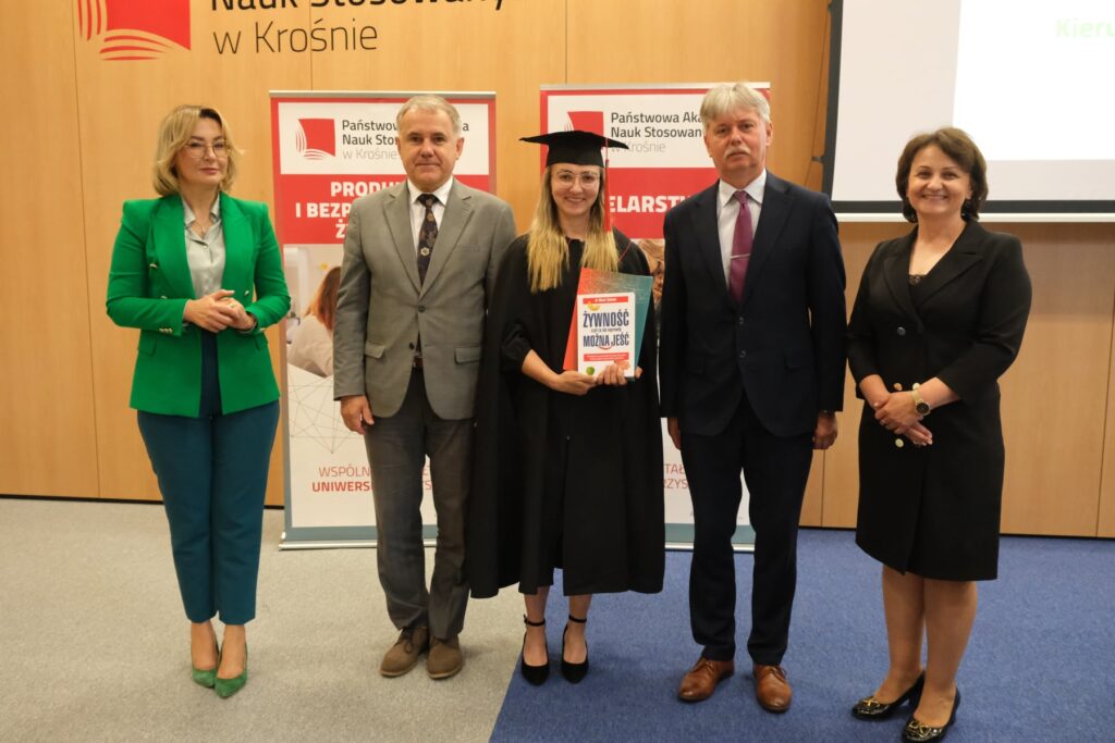 Absolwentka z władzami, dyrektorem i kierownikiem