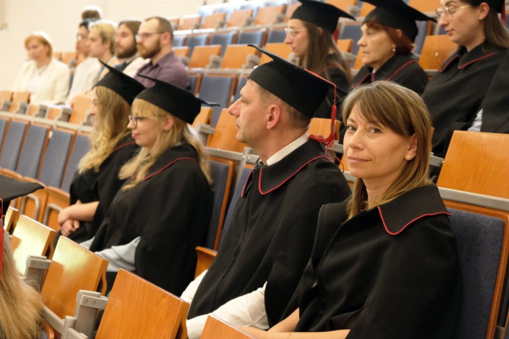 studenci w togach na auli siedzą