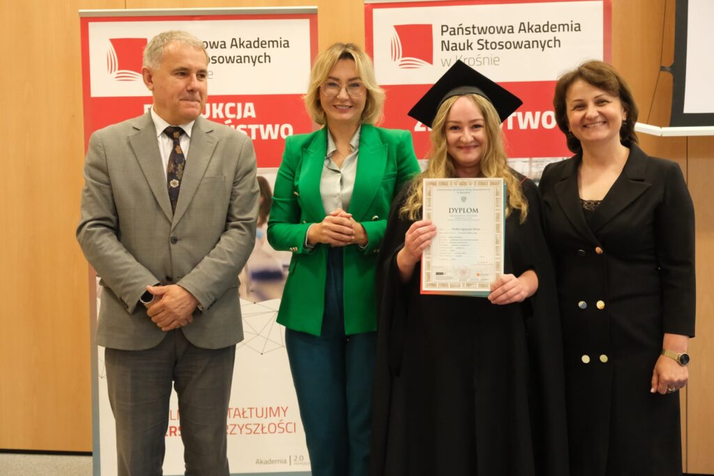Absolwentka z władzami, dyrektorem i kierownikiem