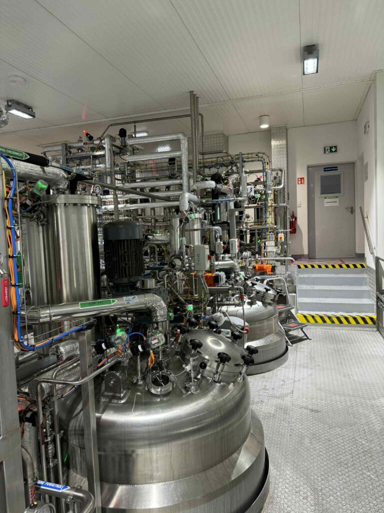 hala produkcyjna z urządzeniami do produkcji preparatów wspomagających wzrost