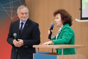Stoją przy mównicy: po lewej-mgr Franciszek Tereszkiewicz, Kanclerz PANS w Krośnie. po prawej Pani prof. dr hab. inż. Jadwiga Andrzejewska,