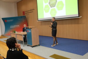 wygłasza wystąpienie dr inż. Marta Pisarek