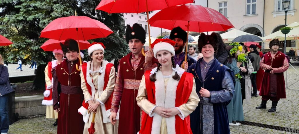 Tancerze z zespołu stoją w grupie