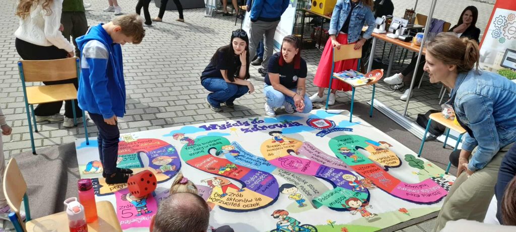 Stoisko kierunku z grą na dywanie dla dzieci aktywizująca do ruchu