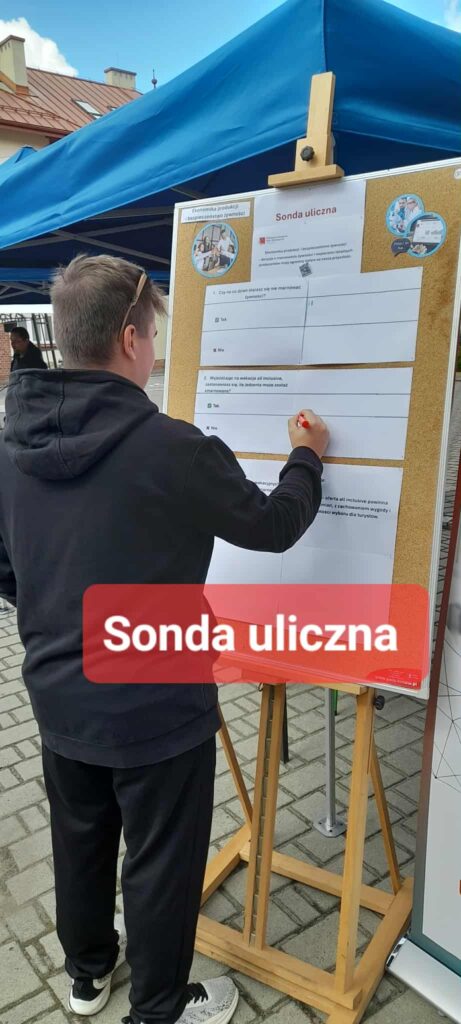 Tablica z sondą uliczna i uzupełniający ja gość