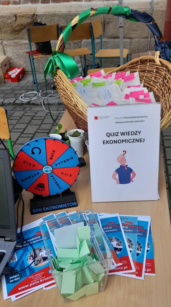 Część stoiska z quizem wiedzy ekonomicznej