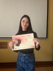 Studentka trzymająca certyfikat.