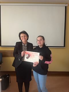 Opiekun koła ze studentą trzymającą certyfikat.