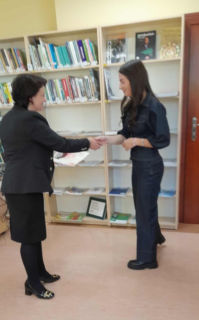 Opiekun wręcza certyfikat studence