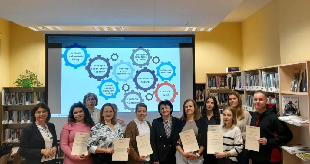 Zdjęcie grupowe studentów i nauczycieli z certyfikatami