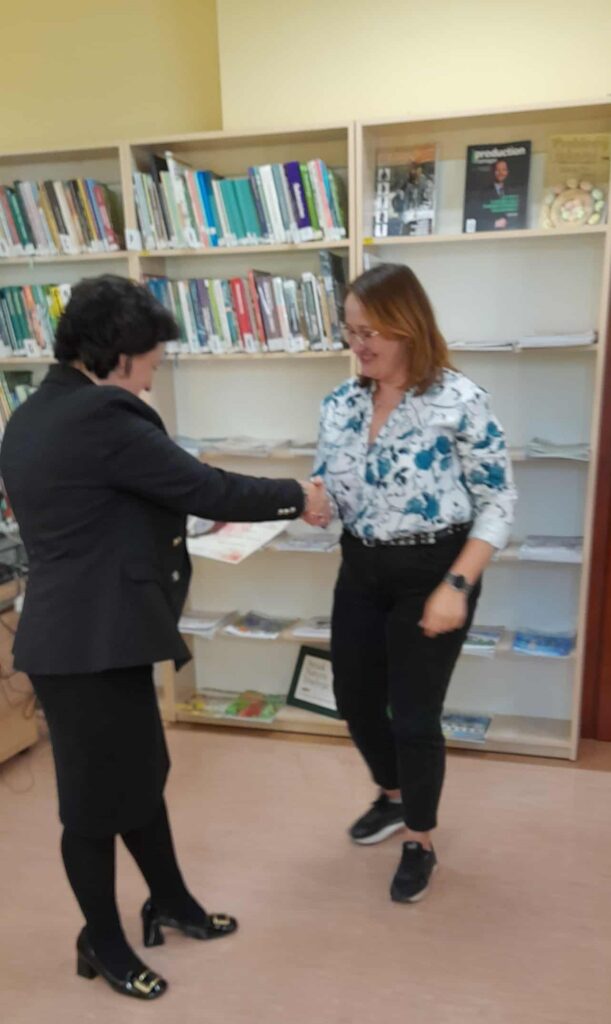 Opiekun wręcza certyfikat studence