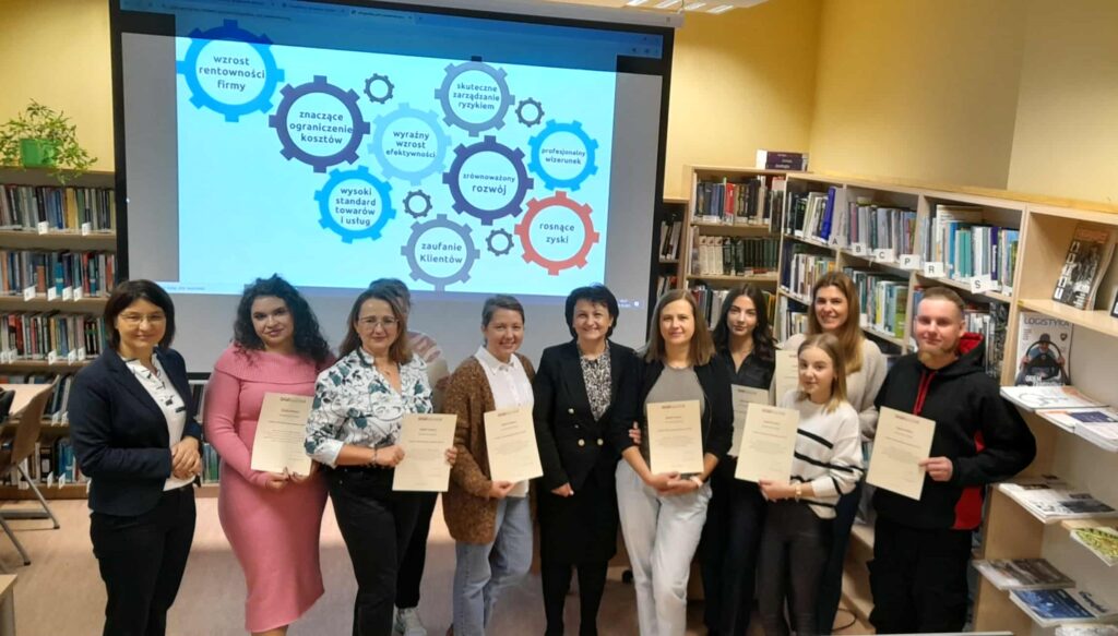 Zdjęcie grupowe studentów i nauczycieli z certyfikatami