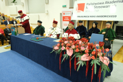 Stół za którym siedzą władze rektorskie