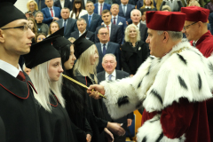 Rektor buławą nominuje studentów I roku