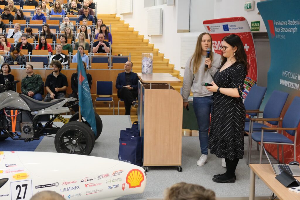 Wystąpienie studentek z koła Ekonomistów, prezentacja swojego koła