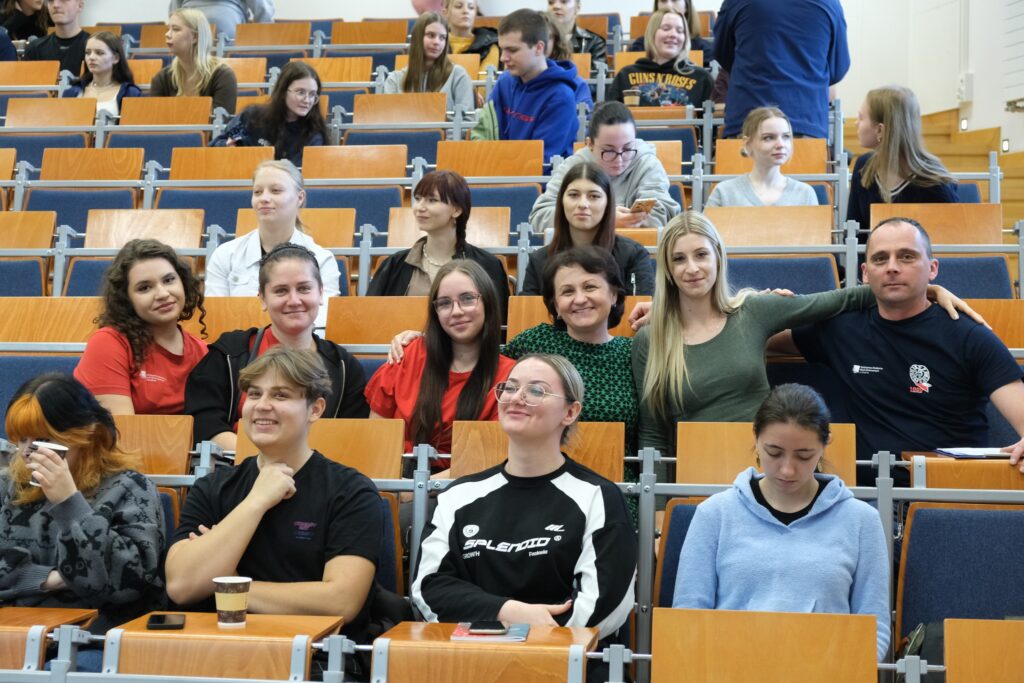 Grupa studentów m.in. z koła PIBŻ na auli